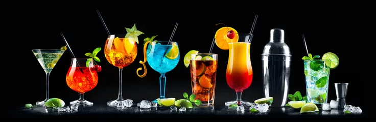 Foto op Plexiglas Set van verschillende cocktails met op zwarte achtergrond © Alexander Raths