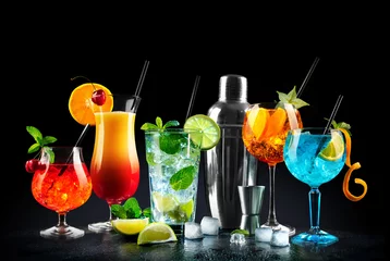 Foto auf Acrylglas Set mit verschiedenen Cocktails auf schwarzem Hintergrund © Alexander Raths