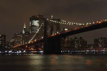 Naklejka premium Brooklyn Bridge by night