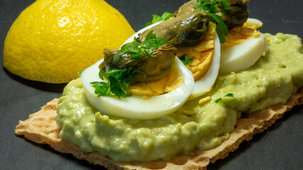 Avocadocreme mit Ei und Muscheln