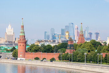 Obraz premium Pejzaż miasta Moskwy z wieżami Kremla na pierwszym planie i niewyraźne Moscow International Business Centre w tle. Czyste, błękitne niebo. Temat podróży po Rosji.