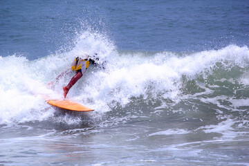 Jump into sea water from surfing boat, after losing control.