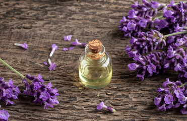 Obraz na płótnie Canvas A transparent bottle of essential oil with fresh lavender