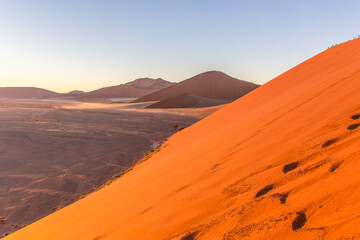Plakat Vista desde la cresta de la duna 45 al atardecer, durante la puesta de Sol, en el Parque Nacional Namib-Naukluft, en Namibia.