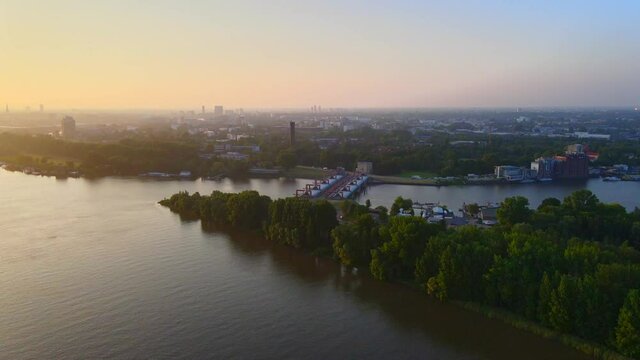 Luftaufnahme von dem Fluss Elbe und einem Industriegebiet in Hamburg.
