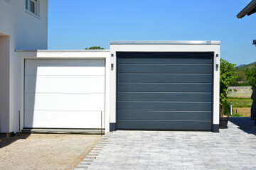Moderne Beton-Garage mit Automatik-Tor in der Hauszufahrt