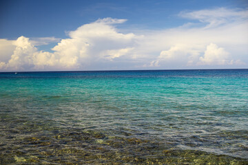 Fototapeta na wymiar Isla,,mar, olas, palmeras, cristalino, coral, amanecer