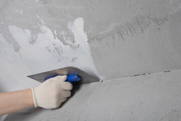 close-up of the spatula for applying the solution to the corner of the wall