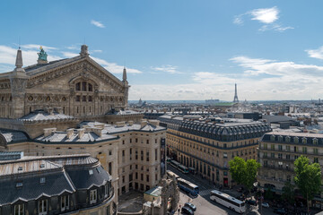 Über den Dächern von Paris mit Blick auf die Oper Garnier und den Eifelturm im Hintergrund.