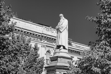Statue of Leonardo da Vinci sculpted by Pietro Magni in in Piazza della Scala, Milan, Lombardy,...