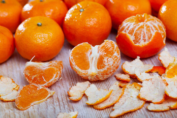 Peeled and whole clementines