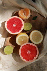 flat lay de composicion de frutas citricas pomelo lemon naranja y lima con dibujo de sombras en exteriores