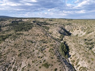 Dolinas en embudo que suelen formarse en roca calcárea y entorno karst