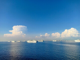 Obraz premium ship anchored in manila