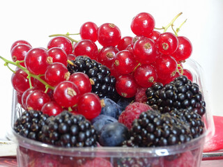 Plateau fruits rouges, myrtilles, framboises, mures, cranberry