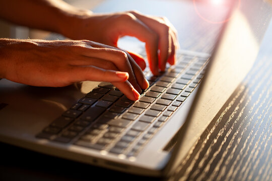 Manos escribiendo en teclado de ordenador port&aacute;til