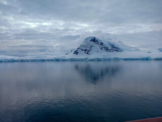 Fototapeta premium Snow covered mountain view in Antarctica