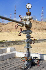 Ölleitung mit Druckmesser im Wüstensand