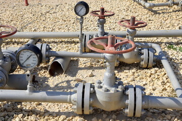 Oberirdische &Ouml;lleitungen mit Druckmesser