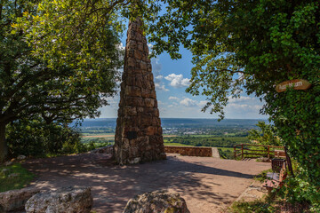 Goethestein in Wiesbaden-Frauenstein. Blick &uuml;ber den Rheingau auf den Hunsr&uuml;ck. 21.06.2020.
