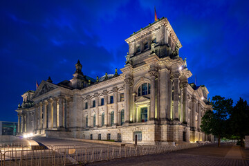 Fototapeta na wymiar reichstag in berlin at night