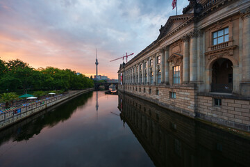 Fototapeta na wymiar canal in berlin at dawn