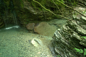 Grotta azzurra prende il nome dalla colorazione delle acque che sgorgano dalla roccia.