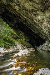 Naklejka na ściany i meble El río Nalón desaparece en una cueva y aparece cientos de metros depués por el otro extremo de la cueva.