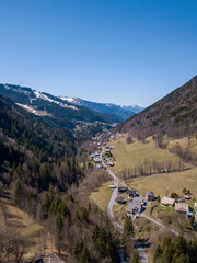Fototapeta na wymiar Paysage de montagne par drone