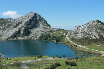 landscape of mountains and a lake with reflections in the water in Peaks of Europe (Asturias, Spain) / paisaje de montañas y un río con reflejos en el agua en Picos de Europa