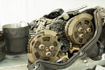 Spare parts of the camshaft drive are in the valve cover