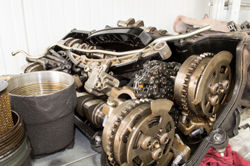 Side view of the parts of the camshaft drive that lie in the valve cover