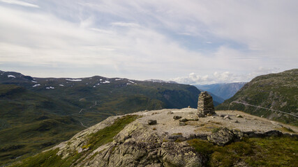 Fototapeta na wymiar Cairn isolé en montagne, surplombant la vallée norvégienne