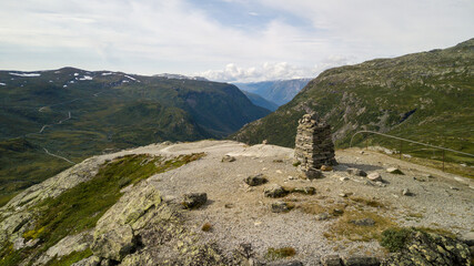 Cairn isolé en montagne, surplombant la vallée norvégienne