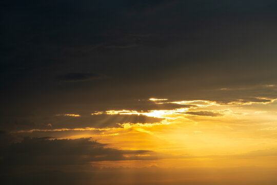 Sonne und Wolken vor Sonnenuntergang