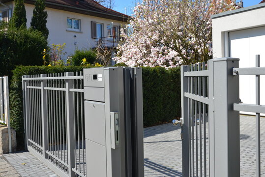 Metalltor in der Hofeinfahrt vor einem Wohnhaus