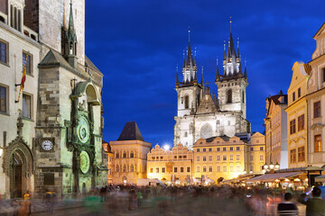 Fototapeta na wymiar Prag Teynkirche mit Astronimischer Uhr