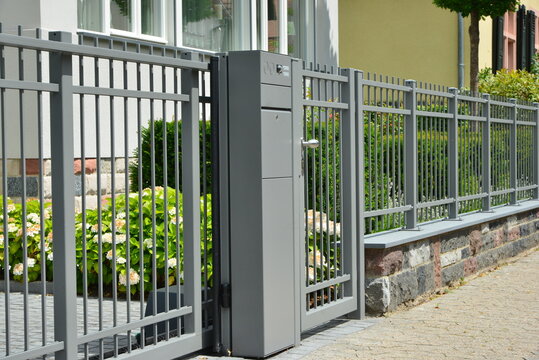 Edelstahl-Gartentor vor einem Einfamilienhaus