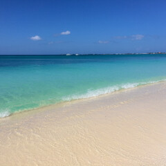 Wunderschönes karibisches Türkis Klares Wasser Seven Mile Beach Mit 2,1 Millionen Kreuzfahrtschiffbesuchern pro Jahr ist Grand Cayman ein bevorzugtes Ziel für Hochseetouristen