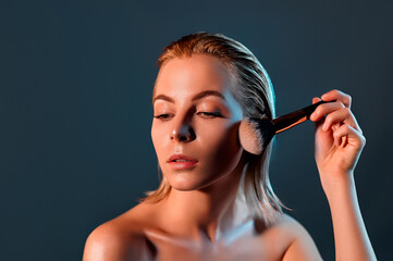 Obraz premium Girl makes up