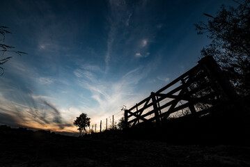 Tranquera en atardecer en el campo