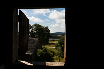 Fensteraussicht von einem Bauernhof, am Land aus einem alten Haus.