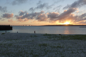 Naklejka premium 宮古島 伊良部大橋と夕陽