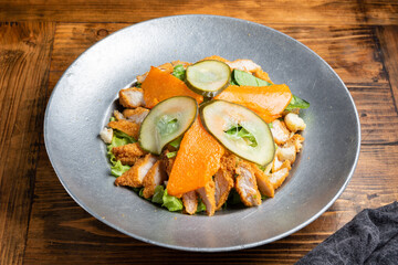 ensalada de pollo frito