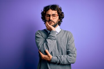 Obraz premium Handsome businessman with beard wearing tie and glasses standing over purple background thinking looking tired and bored with depression problems with crossed arms.