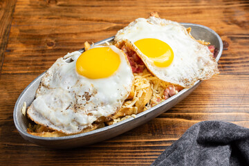 papas fritas con huevo