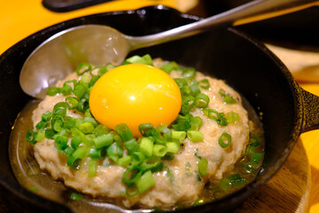 生卵をのせたつくね