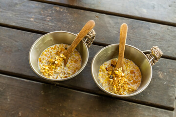 朝食シリアル　 cereal with milk outdoors (granola)