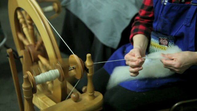 Hand spinning wool to yarn