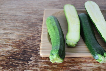 まな板の上のズッキーニ